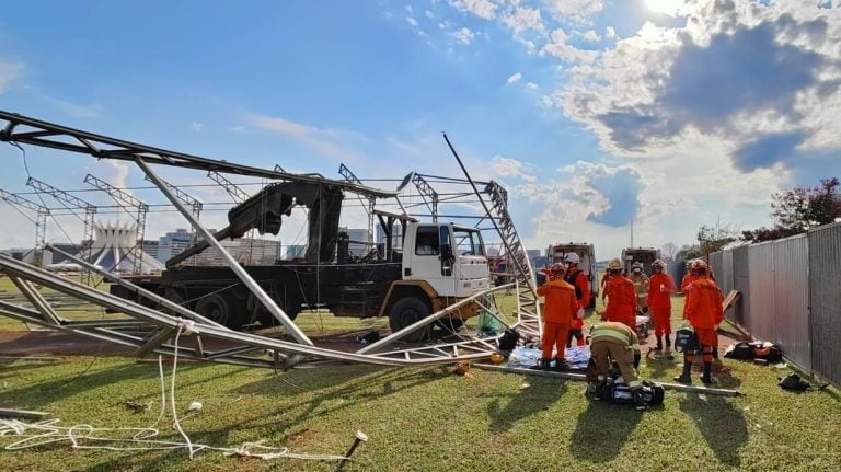 Acidente-em-montagem-para-desfile-em-Brasilia-deixa-um-morto.jpeg