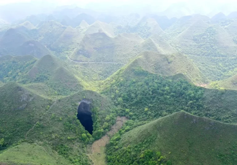 Descoberto-Buraco-Gigante-na-China-com-Potencial-para-Especies-Desconhecidas.webp.webp