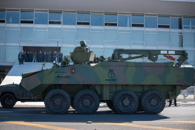 Eleitores de Bolsonaro perdem confiança nos militares, aponta pesquisa