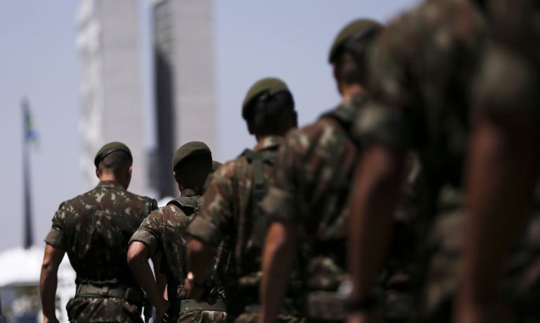 Governo-enfrenta-resistencia-em-tentativa-de-barrar-militares-em-eleicoes.jpg