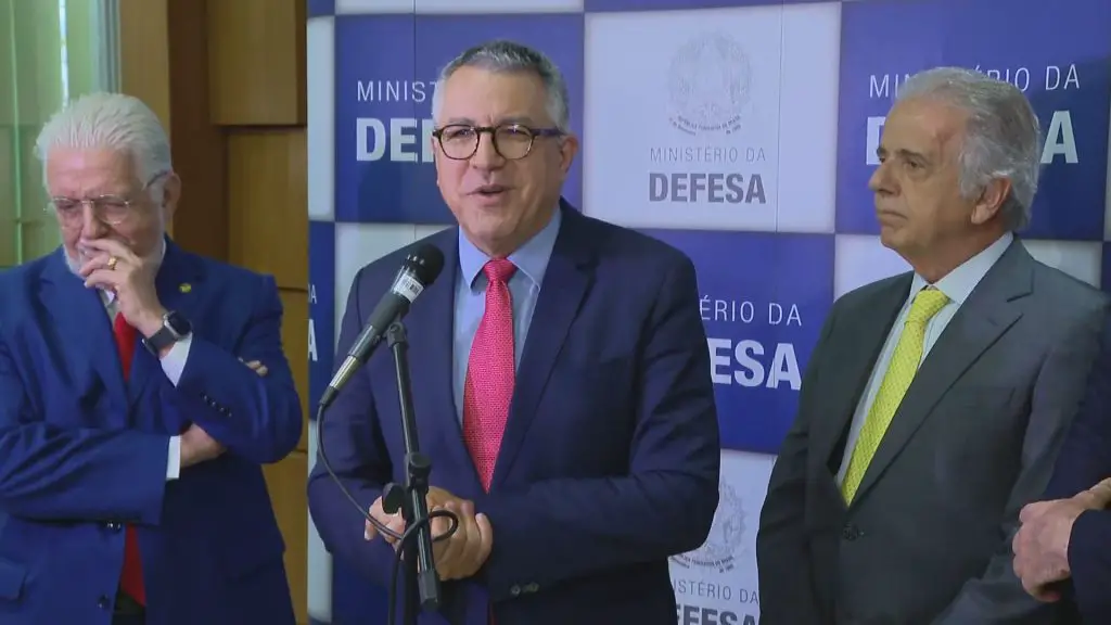 Governo recua em PEC e apoiará apenas candidatura de militares para eleições