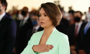 Michelle Bolsonaro e autoridades vão a velório de policial morta pelo ex-marido