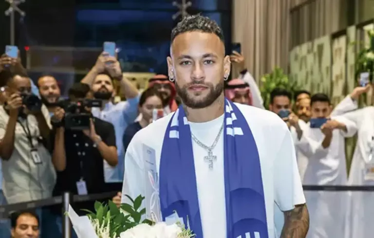 Neymar-causa-polemica-em-estreia-no-Al-Hilal-com-crucifixo-de.webp.webp