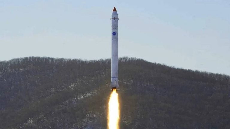 Novo-fracasso-da-Coreia-do-Norte-em-lancamento-de-satelite.jpg