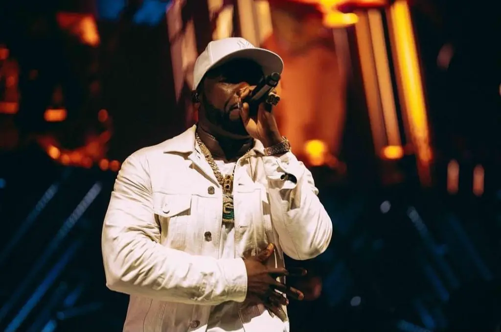 Rapper 50 Cent arremessa microfone durante apresentação e causa ferimentos