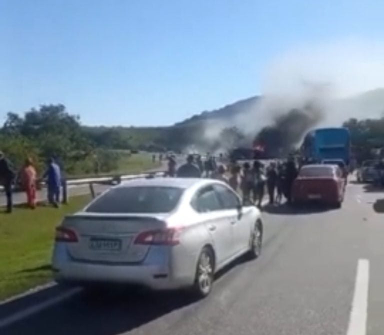 Acidente-com-carreta-bi-trem-carregada-de-cachaca-provoca-incendio-e.jpg