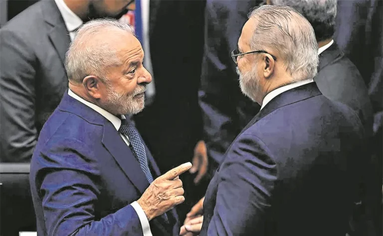 Aras-entrega-ao-presidente-Lula-o-primeiro-exemplar-do-seu.webp.webp