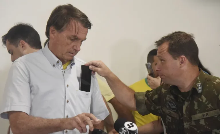 Bolsonaro-defende-sua-inocencia-e-elogia-Cid-antes-de-cirurgia.webp.webp