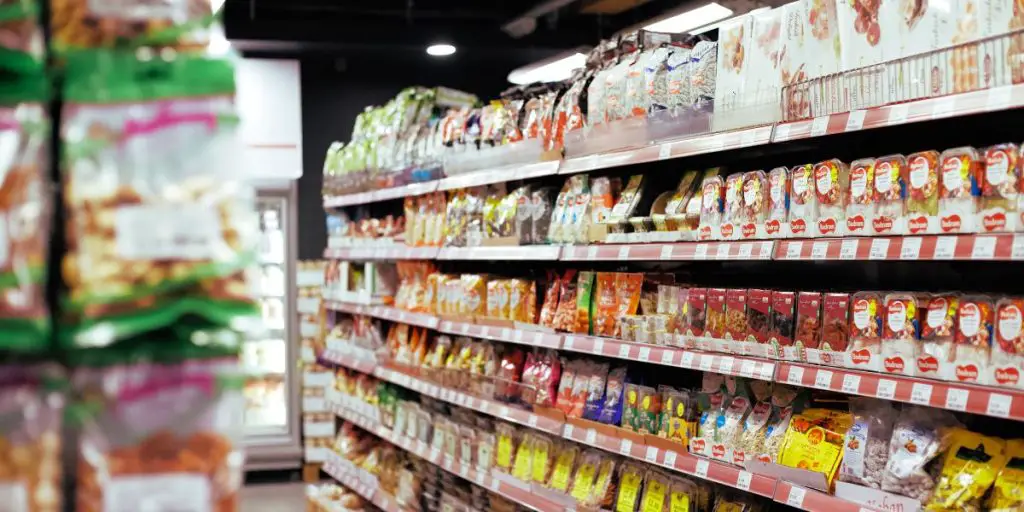 Crise resulta em declaração de falência para tradicional rede de supermercados, deixando brasileiros consternados