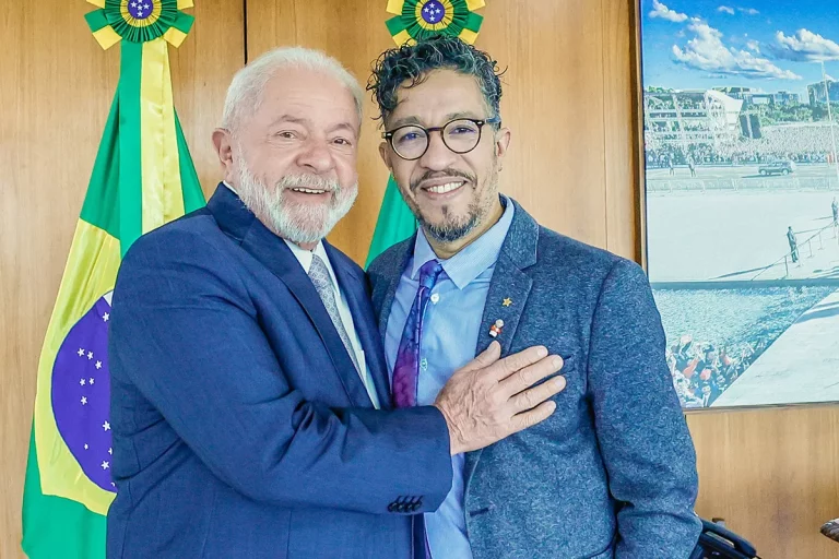 Jean-Wyllys-retorna-ao-Brasil-e-chama-Paulo-Pimenta-de.webp.webp