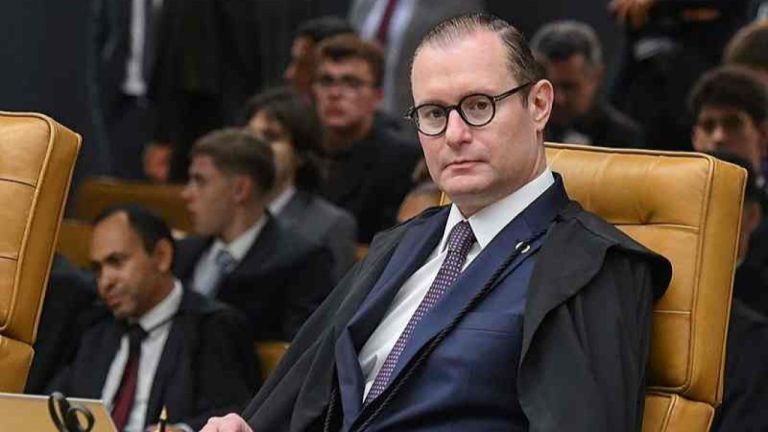 Ministro-Zanin-dispensa-processos-contra-Bolsonaro-relativos-a-Coronavac-na.jpg