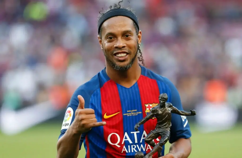Ronaldinho dá show em campo, dribla fã durante amistoso do Barça Legends e assiste gol de Saviola; Assista os vídeos