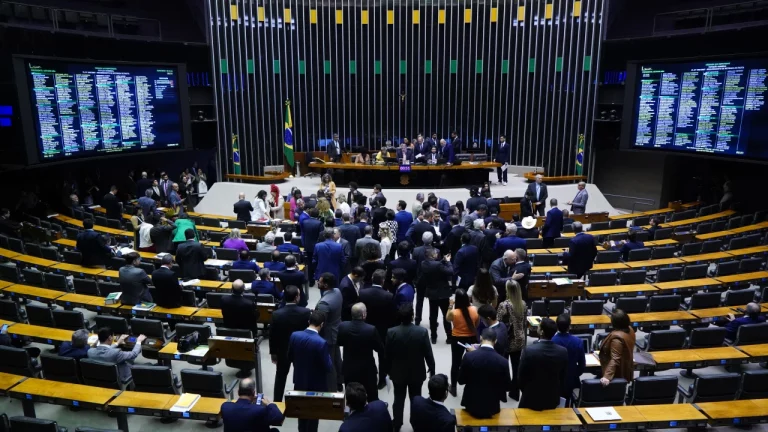 Surpreendente-Clube-noturno-de-Brasilia-envia-convite-a-deputados-para.webp.webp