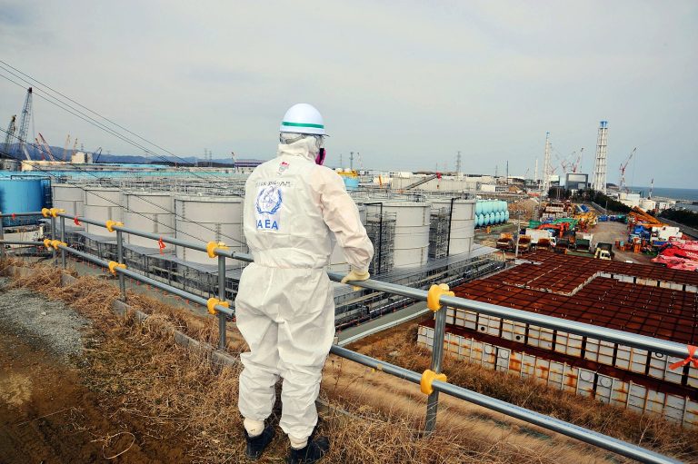 Trabalhadores são atingidos por água contamunada de Fukushima