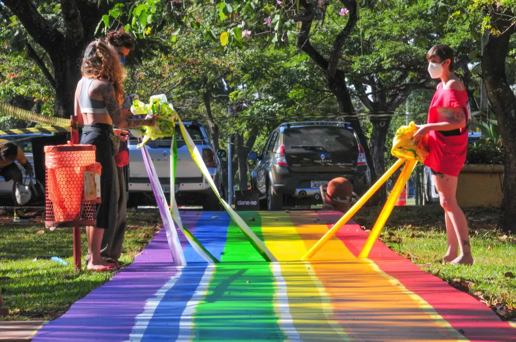 Projeto que proíbe casamento gay no Brasil enfrenta resistência na Comissão de Direitos Humanos