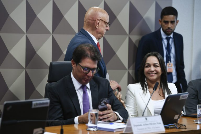 Saiba como cada deputado e senador votou no relatório da