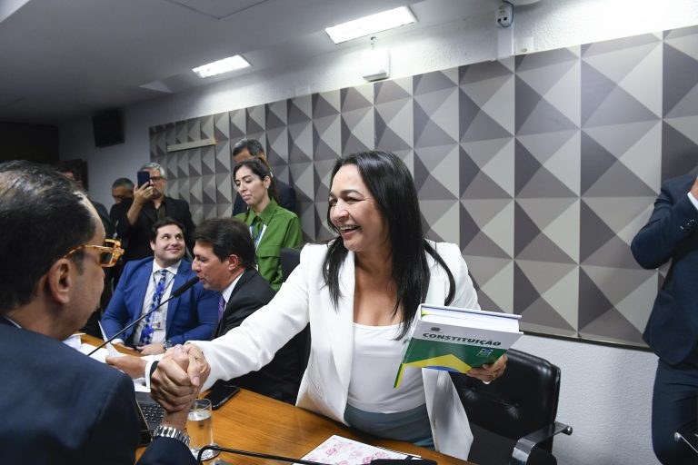 Eliziane Gama deve entregar relatório da CPMI à PGR na