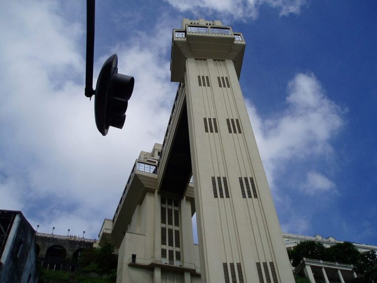 Crusoé: “Salvador, a capital baiana, e seus 203 tiroteios mensais”