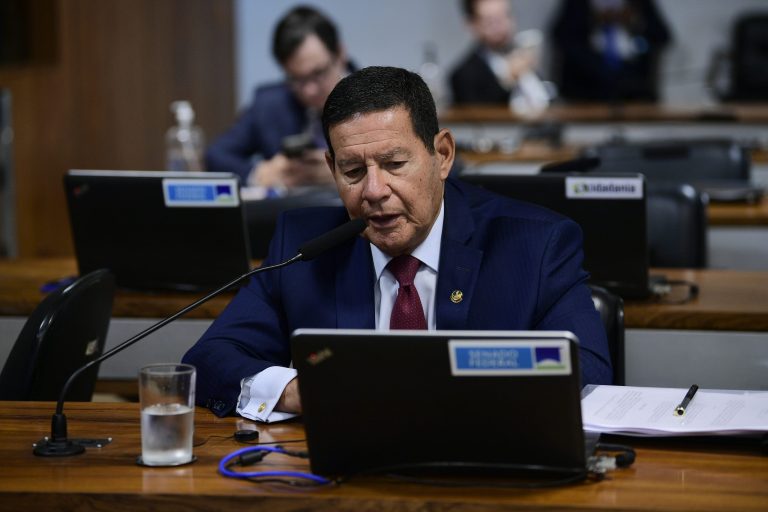 Mourão apresenta projeto de anistia para condenados do 8/1