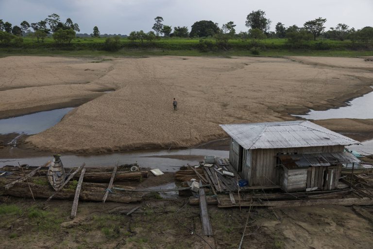 Igarapé seco no médio Solimões