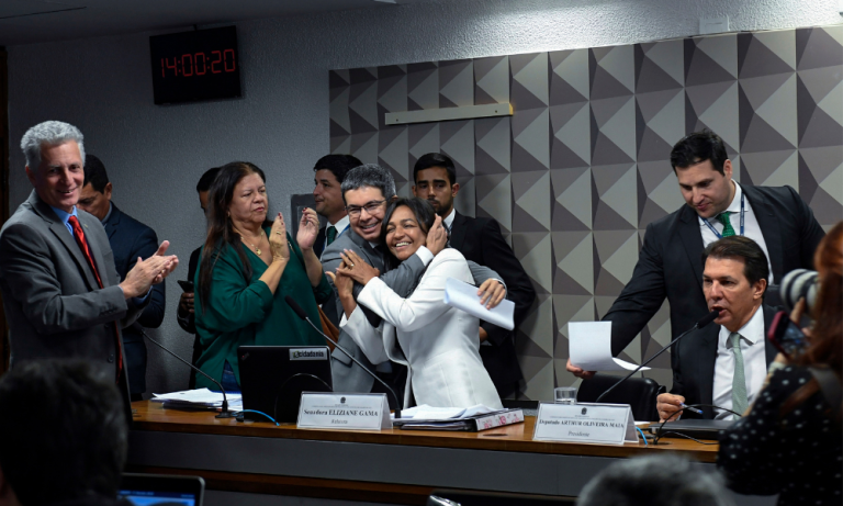 Integrantes do governo Lula, incluindo o presidente Lula, o exministro da Casa Civil Ciro Nogueira e o deputado Arthur Maia, presidente da CPMI de 8 de janeiro