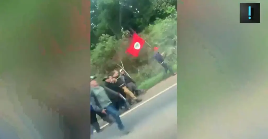 Manifestantes do MST rendem PMs durante protesto no Paraná