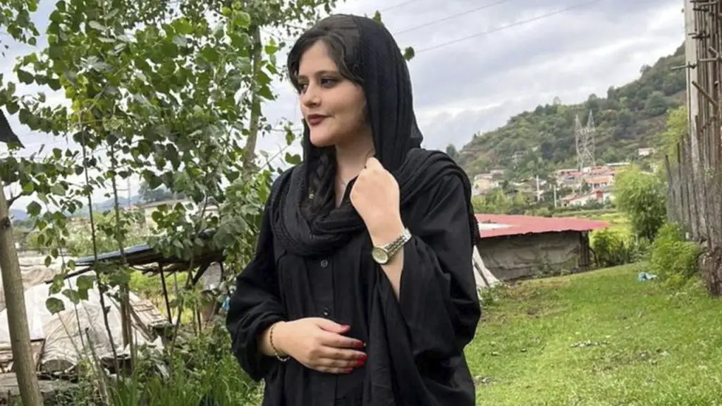 Irã condena jornalistas por noticiar morte de jovem que foi detida por não usar hijab
