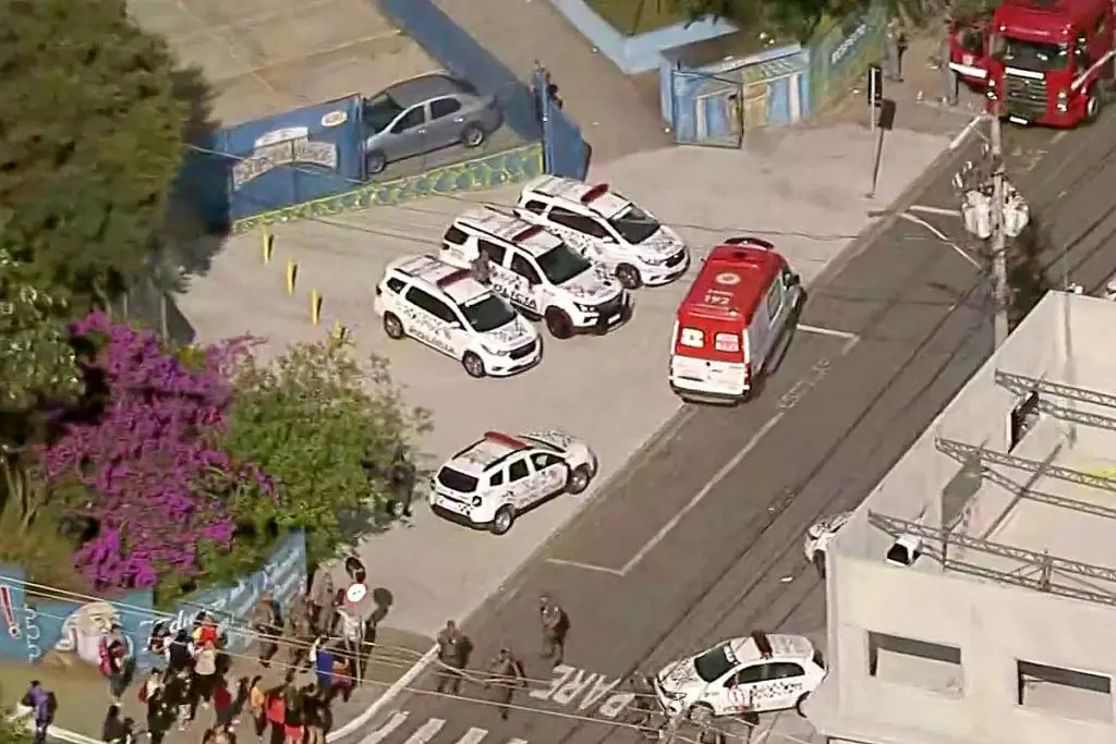 Atirador fere três em escola de SP