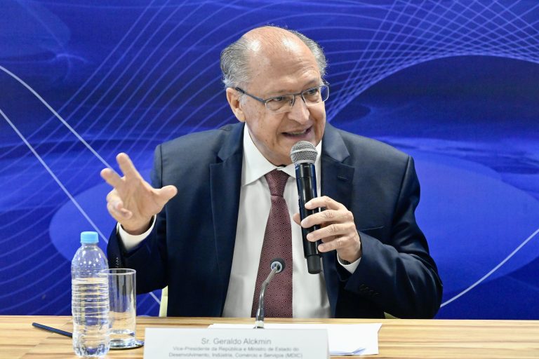 Alckmin critica competitividade do Brasil e cita reforma tributária