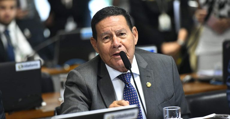 “Comandantes não podem se omitir”, diz Mourão; VEJA VÍDEO