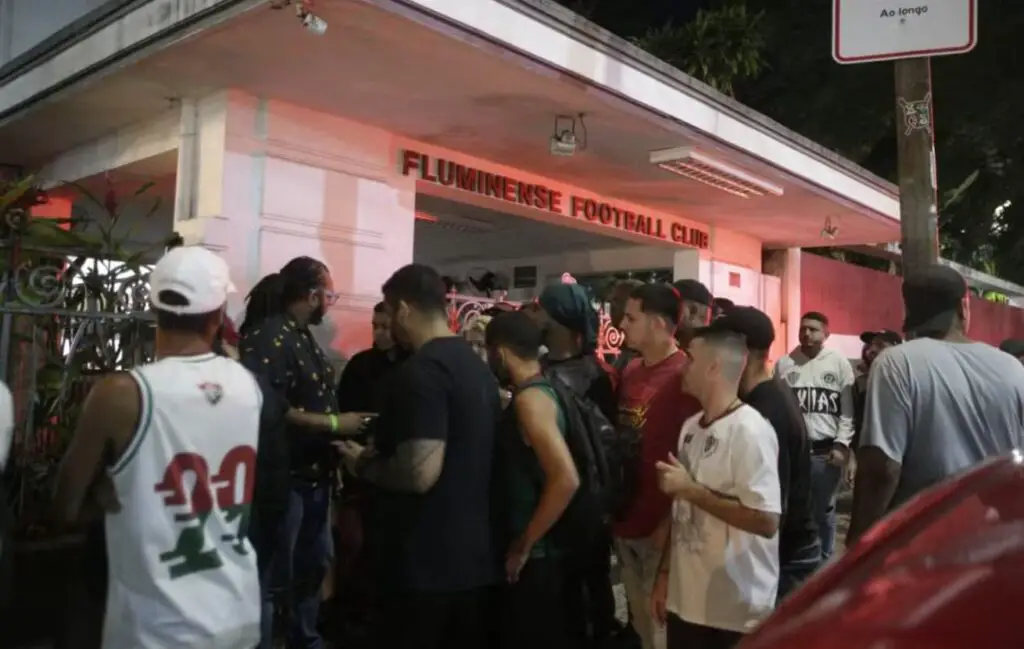 Torcedores do Fluminense Invadem Sede do Clube em Protesto Contra Má Gestão e Desempenho