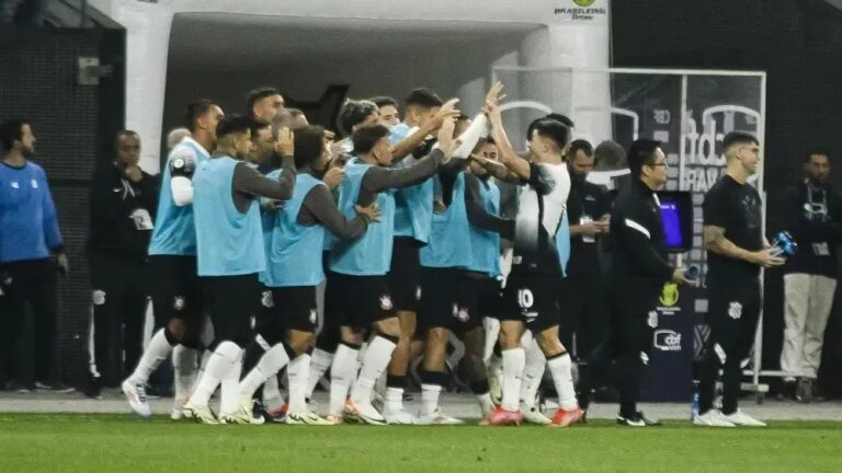 Corinthians Supera Vitória por 3 a 2 em Jogo Intenso pelo Campeonato Brasileiro - Foto: Vinícius Nunes / Gazeta Press