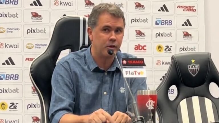 Luiz-Carlos-Azevedo-gerente-de-futebol-do-Flamengo-faz-pronunciamento-criticando-a-arbitragem-na-Arena-MRV-e1720101061238.jpg