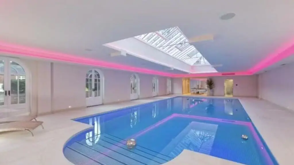 Residência de Roberto Firmino, Ex-Jogador do Liverpool, Está à Venda por R$ 32,5 Milhões; Confira as Fotos Exclusivas