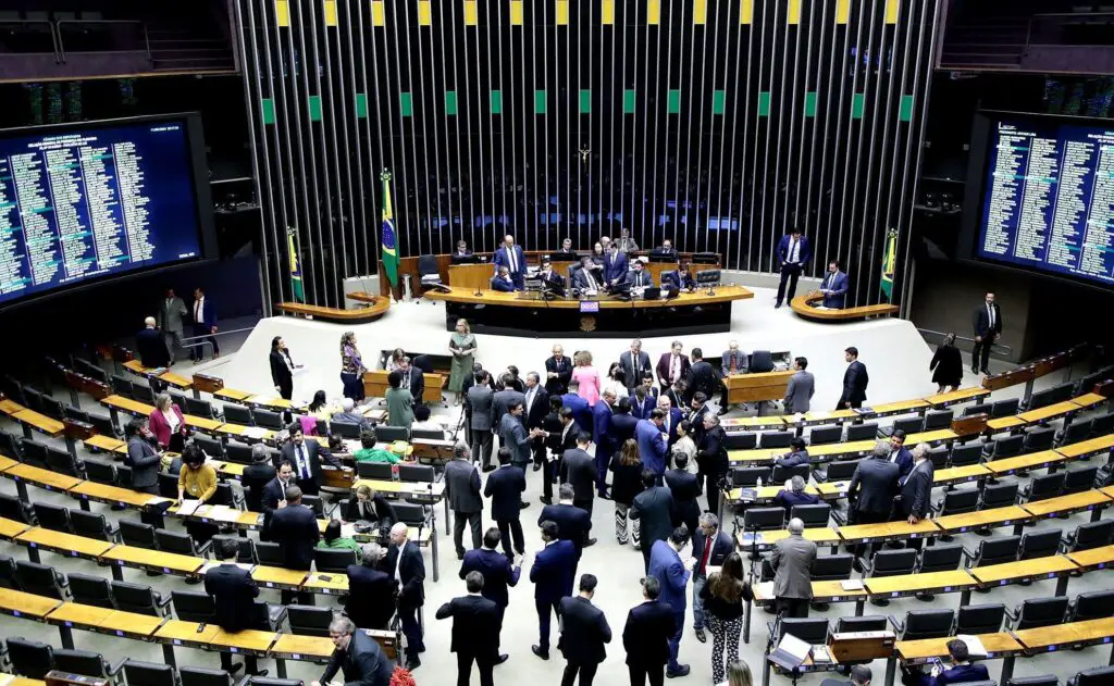 Câmara Aprova Prorrogação do Plano Nacional de Educação até 2025: Novo PNE Aguarda Votação