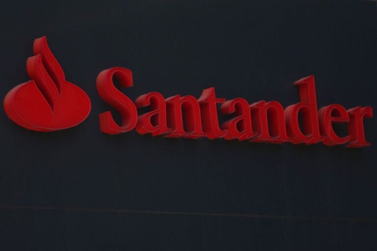 Santander Revisa Projeções: Dólar Mais Alto e Menor Crescimento do PIB em 2025 - REUTERS/Edgard Garrido