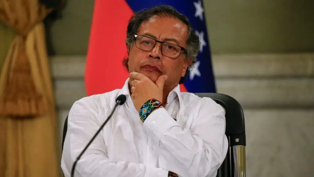 Avião do presidente colombiano enfrenta dificuldades para reabastecimento em Madri