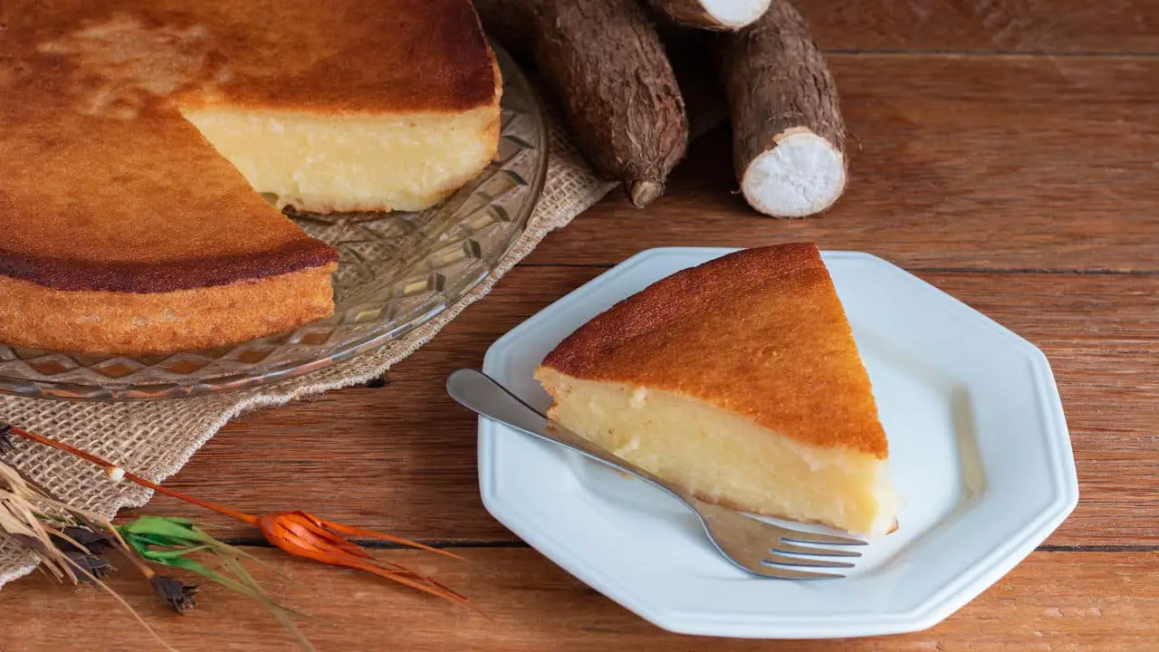Bolo de tapioca: conheça a origem e o preparo da sobremesa que não vai ao forno
