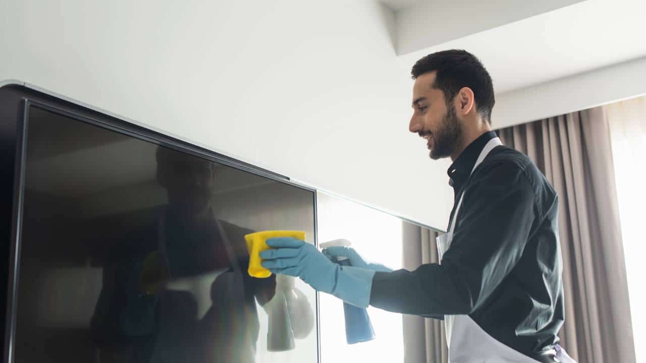 Truque Simples Garante Tela de TV Impecável Sem Danos