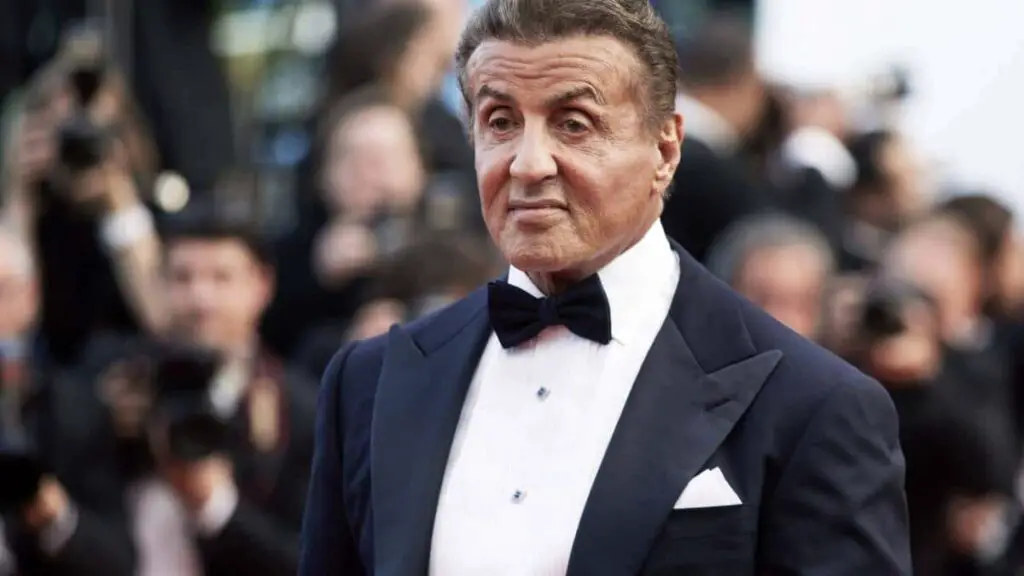 Sylvester Stallone anuncia mudança da Califórnia para a Flórida, corrigindo informações sobre Nova Iorque