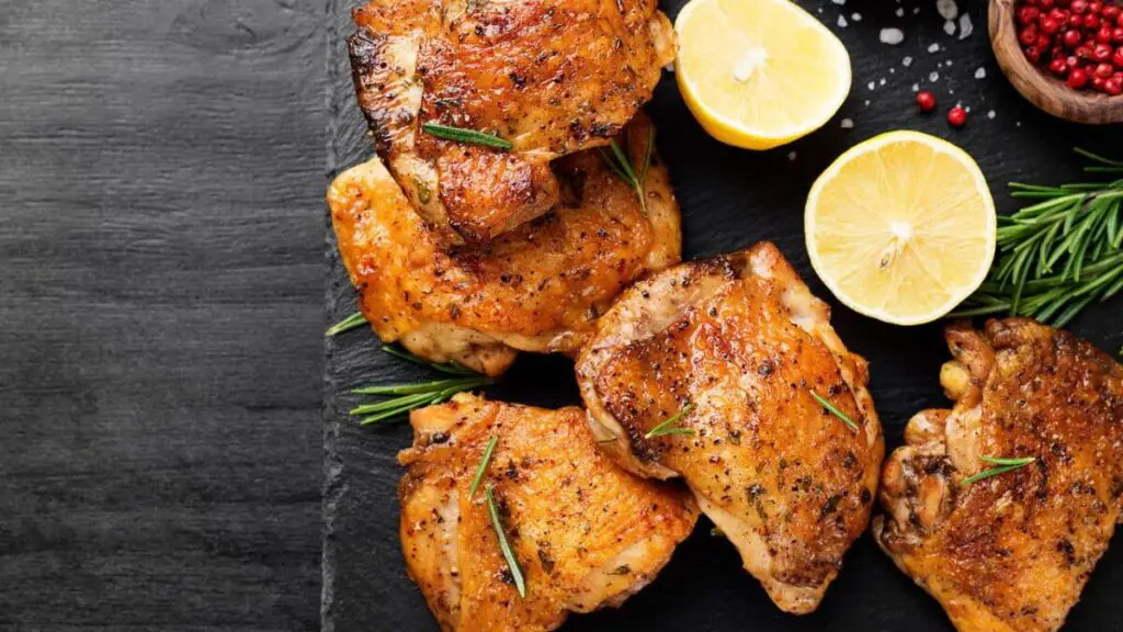 Frango assado com maionese: receita prática promete suculência e crosta dourada