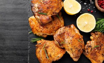 Frango assado com maionese: receita prática promete suculência e crosta dourada