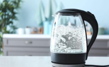 Chaleira elétrica se populariza no Brasil; veja o que considerar antes de comprar