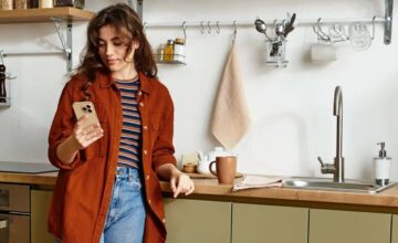 Tecnologia na cozinha: como aplicativos e assistentes de voz otimizam o preparo de refeições