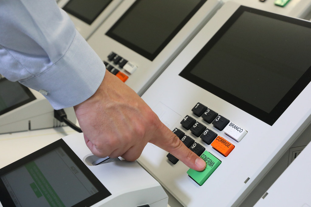 Pessoa depositando o voto em uma urna
