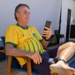 bolsonaro-com-a-tornozeleira-eletronica-faz-chamada-com-o-filho-para-participar-de-ato-em-copacabana-2847302