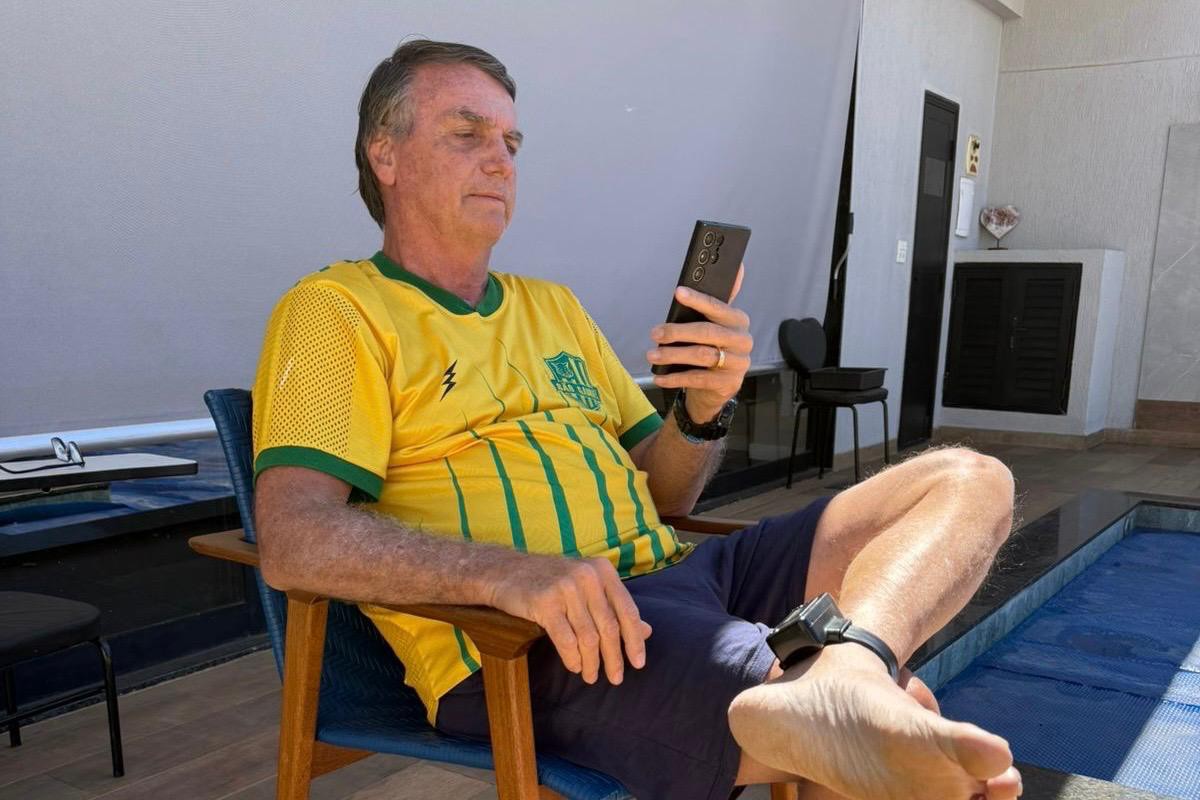bolsonaro-com-a-tornozeleira-eletronica-faz-chamada-com-o-filho-para-participar-de-ato-em-copacabana-2847302